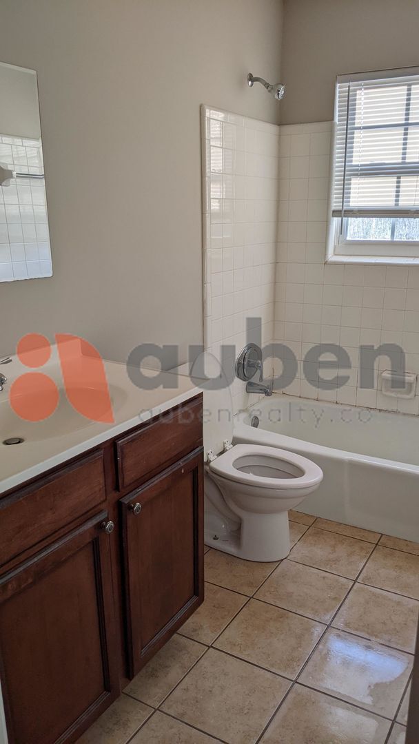 Building Photo - 4 Bedroom 1 Bathroom! Pet Friendly!