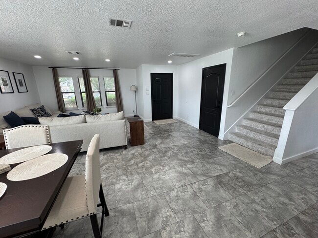 Building Photo - 191 Mistletoe Ln