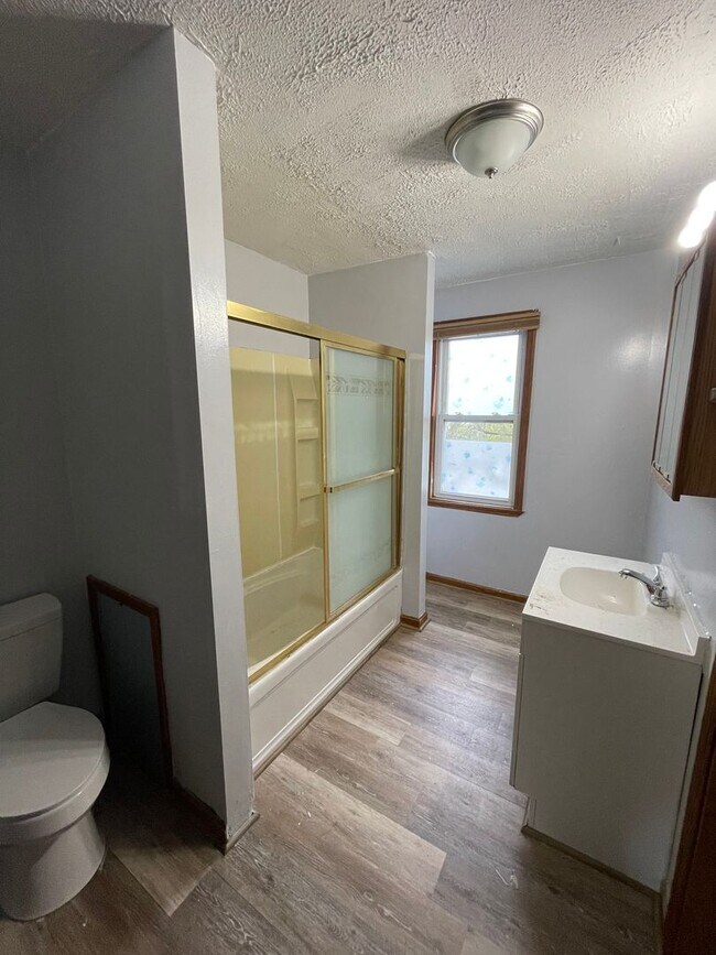 Building Photo - 456 Woodlane Ave