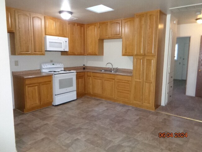 Building Photo - VF484 MR