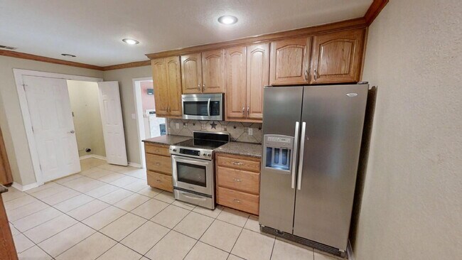 Building Photo - Welcome home to this adorable 3-bedroom, 2-bathroom house designed with comfort and style in mind!