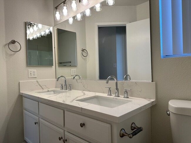 Building Photo - GORGEOUS NORTHWEST HOME, MOVE IN READY!