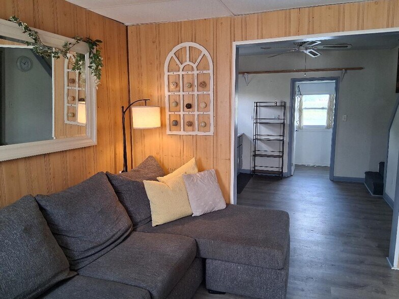 Building Photo - 53 Edgewater ave