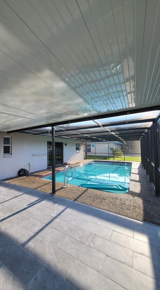 Building Photo - 868 Creighton Dr