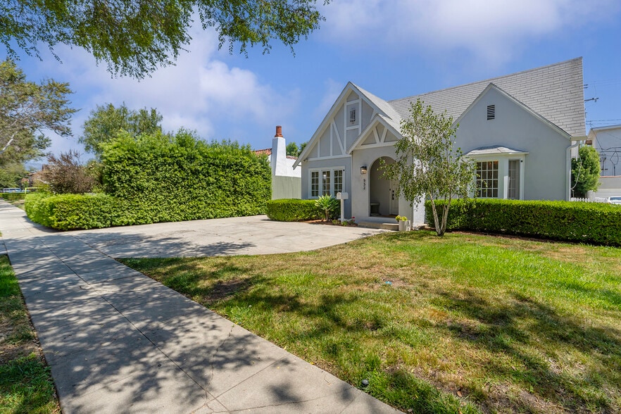 Driveway Parking - 332 S Crescent Dr