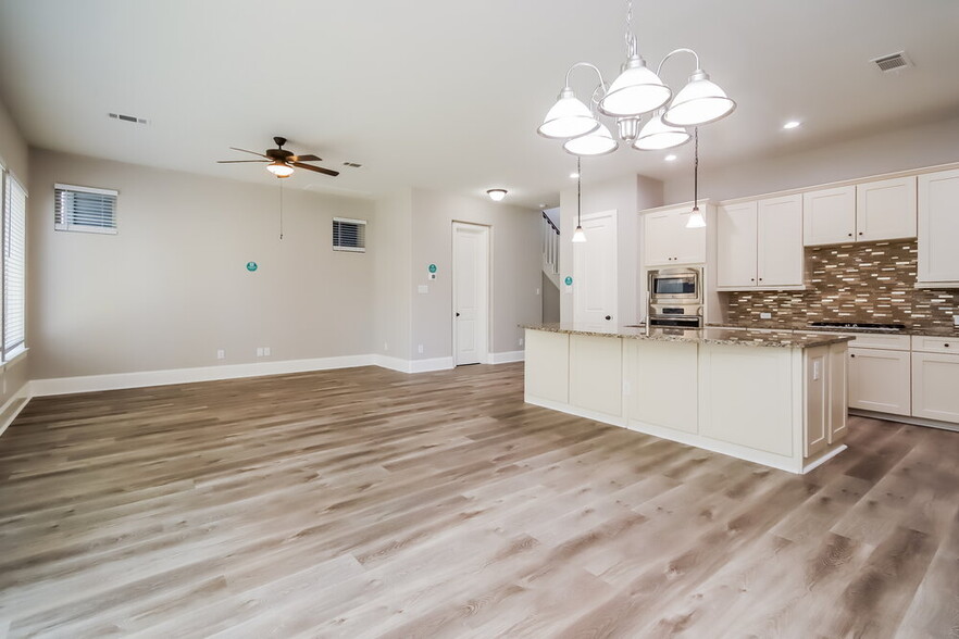Building Photo - 8840 Ashbloom Ln