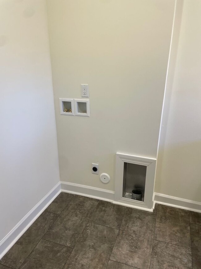 Building Photo - Newly Renovated 2-3 Bed, 1 bath home locat...