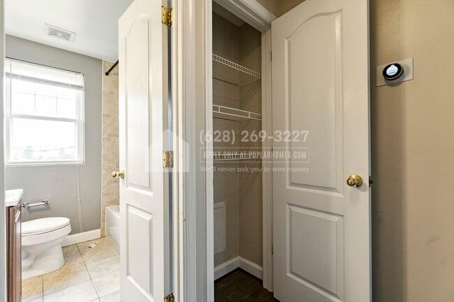 Building Photo - 2614 Kent Village Dr