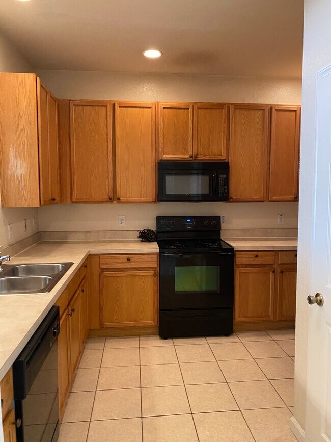 Building Photo - BEAUTIFUL 3 BEDFROOM, ,2.5 BATHROOMS TOWNH...