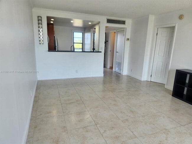 Building Photo - 3301 N Country Club Dr