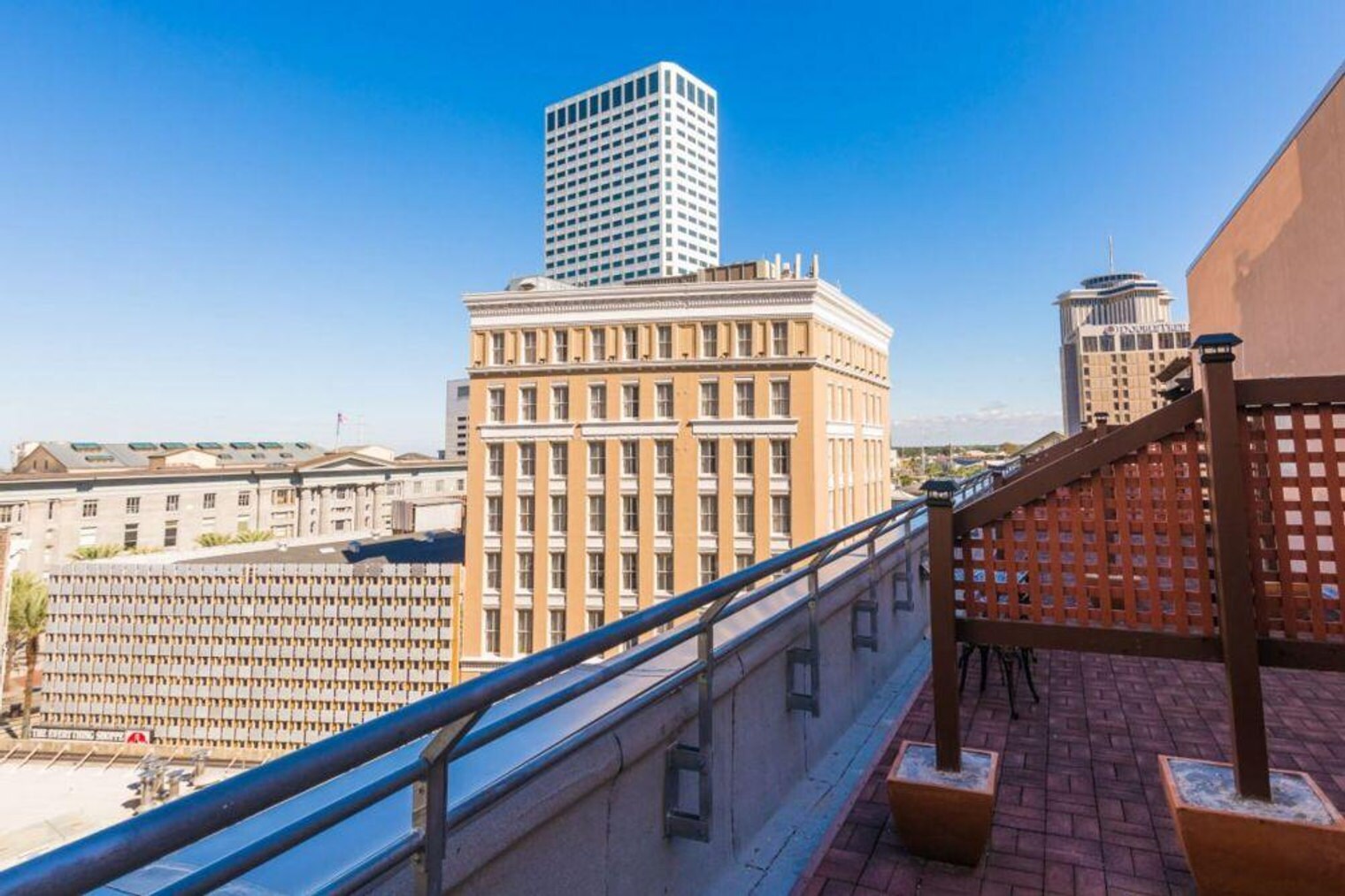 Building Photo - 201 Magazine St