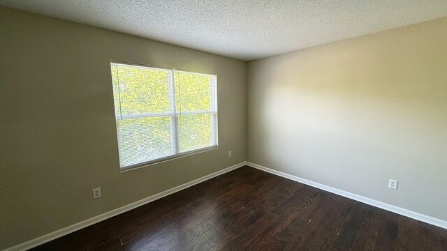 Building Photo - EAST SIDE 4 BEDROOM NEWER HOME AVAILABLE NOW!