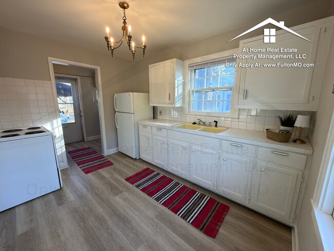 Building Photo - 715-709 W 7th St