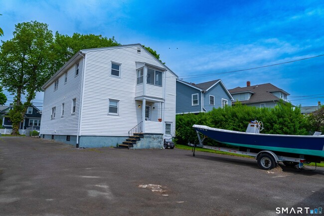 Building Photo - 326 Grovers Ave