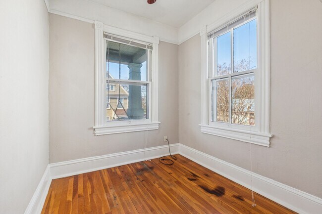 Building Photo - BEAUTIFUL Second Floor Unit in Olde Towne!