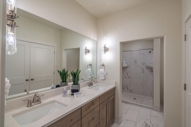 Building Photo - Flexible lease options! Spacious Townhome in Washington