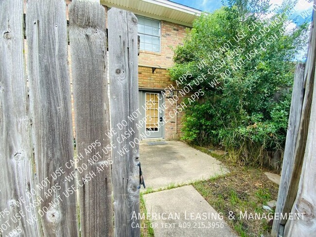 Building Photo - Beautifully updated & Move In Ready!