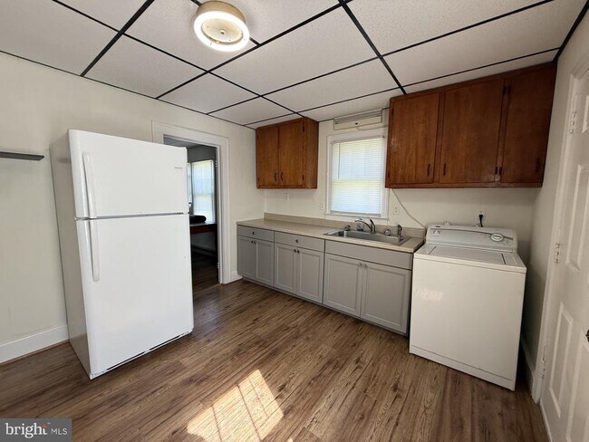 Building Photo - 5497 Rosedale Dr