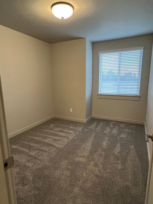 Building Photo - 3 Bedroom / 2.5 Bathroom Townhome in The Dry Canyon Community