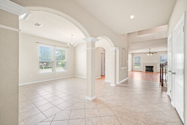 Building Photo - New Braunfels Beauty with plenty of SPACE!