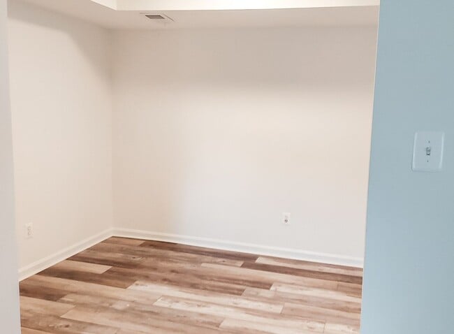 Building Photo - Spacious And Renovated 3 Bed 2 Bath Interi...