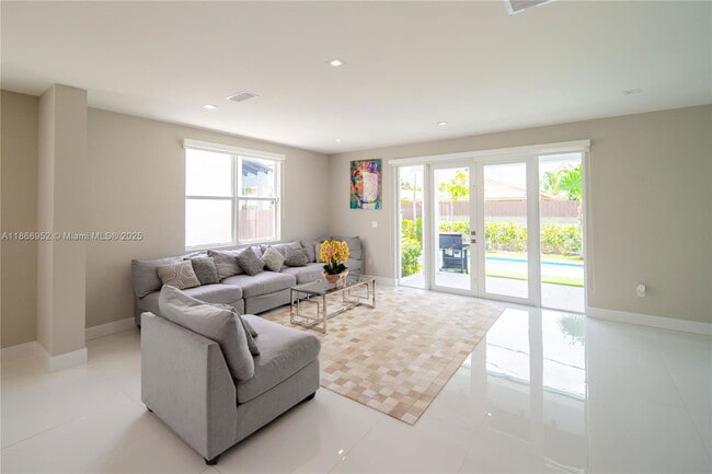 Building Photo - 3653 SW 26th St