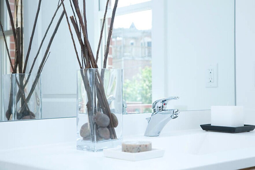 Clean and bright bathroom featuring stylish fixtures and a full bathtub/shower combo - 1123 6th St NW