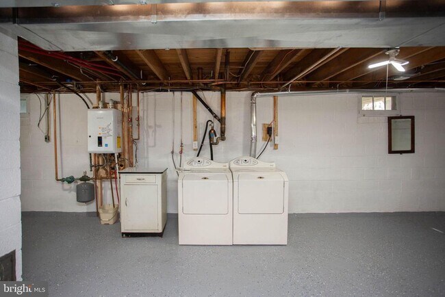 Building Photo - 196 Munger Ave