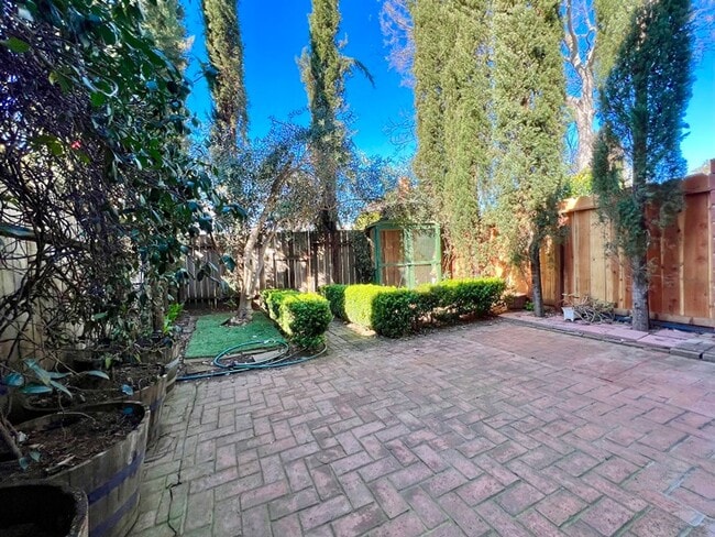 Building Photo - Charming North Napa Condo in Prime Location – A Must See!