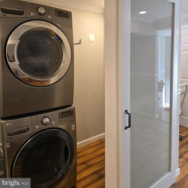 Building Photo - 3 Hillfield Ave