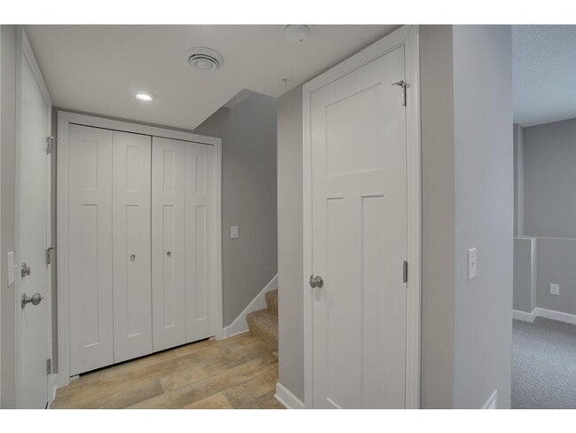 Building Photo - 855 Roselyn Dr