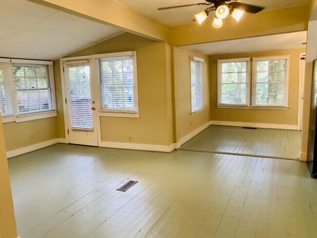 Building Photo - Two Bedroom Home - Folly Beach!