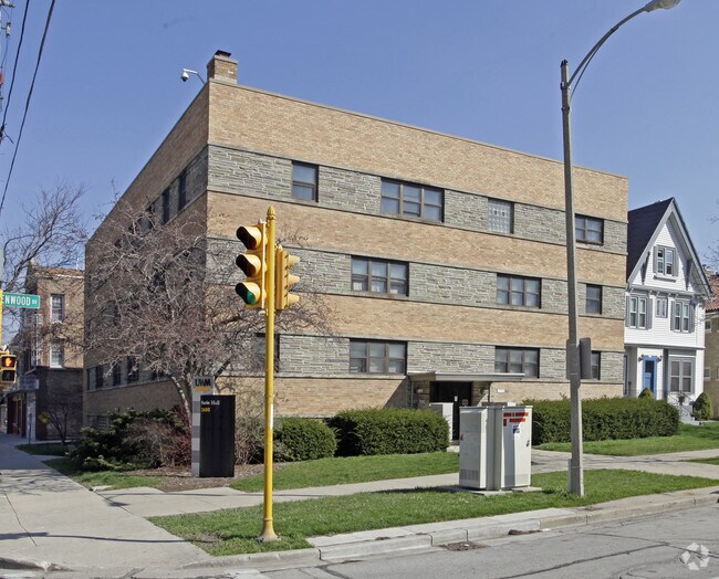 Building Photo - 2600 E Kenwood Blvd