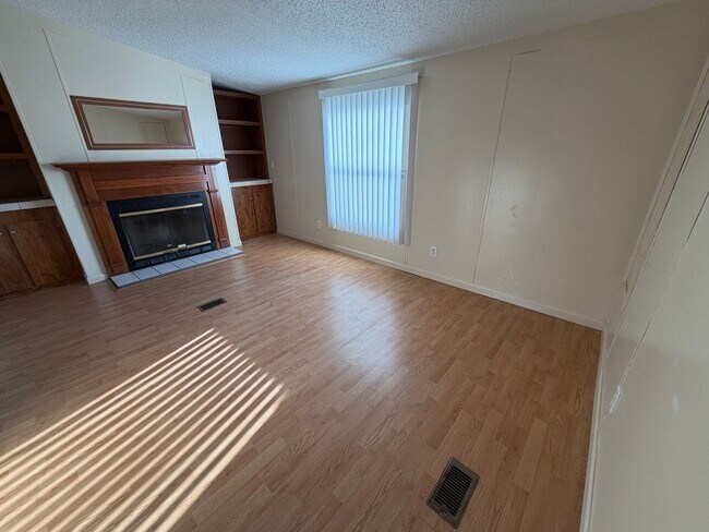 Building Photo - AVAILABLE NOW!