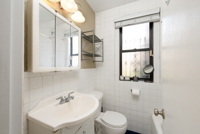Building Photo - 64 Queensberry St