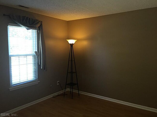 Building Photo - 3 bed, 2 bath home in Kempsville with upgr...