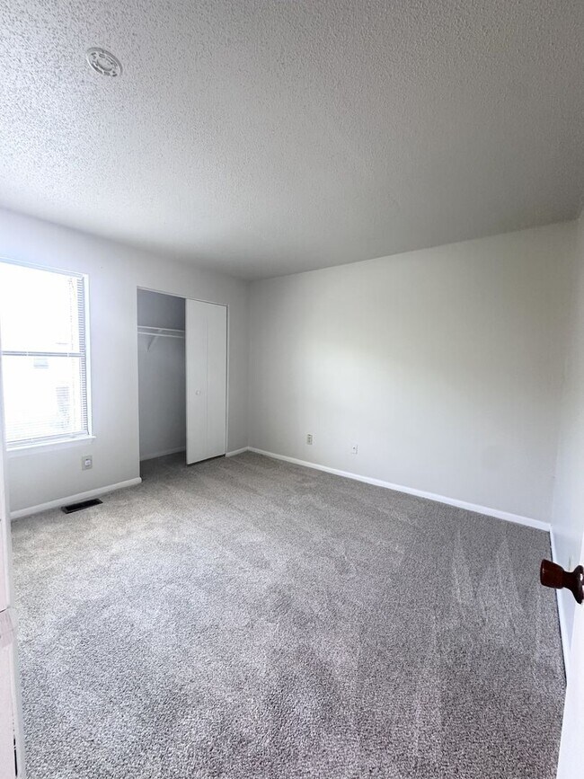Building Photo - Cozy Townhome By the Beach!