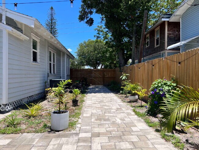 Building Photo - "Charming 2-Bed, 2-Bath Gem in the Heart of St. Petersburg – 1100 Sq. Ft. of Comfort!"