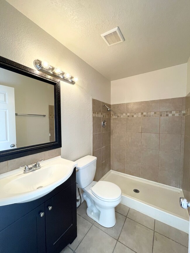 Building Photo - Recently Refreshed 3 bedroom with Central ...