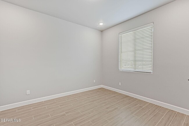 Building Photo - 824 Paseo Solar Dr