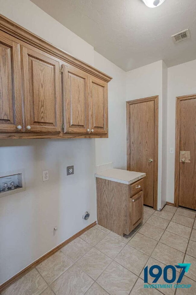 Building Photo - Elegant and Spacious 3-Bedroom Home in Edm...