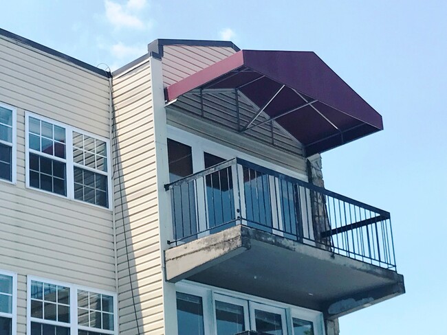 Building Photo - 2BA/ 2BR Condo located near University of ...