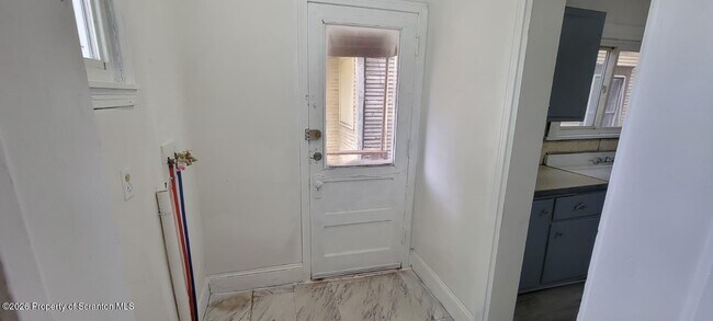 Building Photo - 807 Monroe Ave