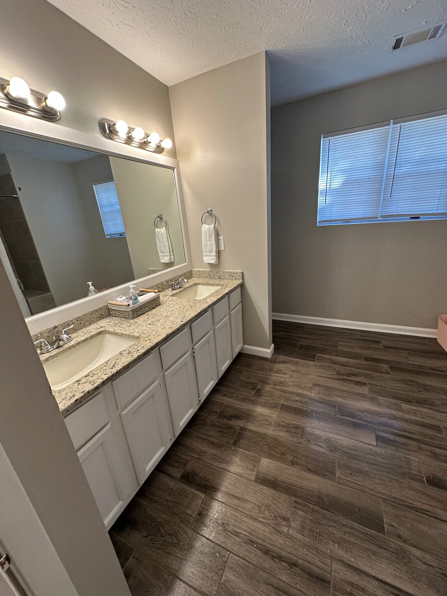 Building Photo - Room in Townhome on Mountain Springs Cir