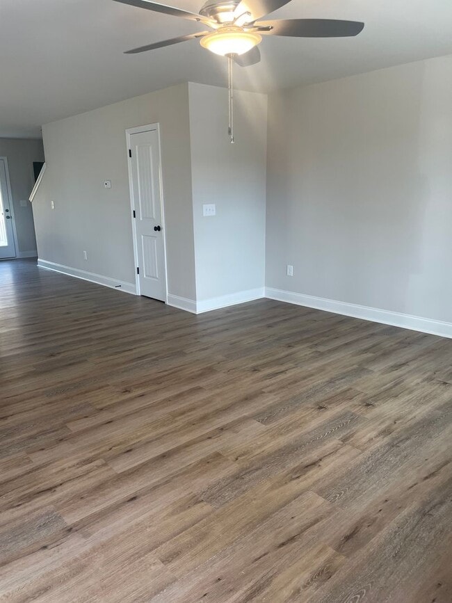 Building Photo - 2 Bedroom 2.5 bath Townhome in  Greenville