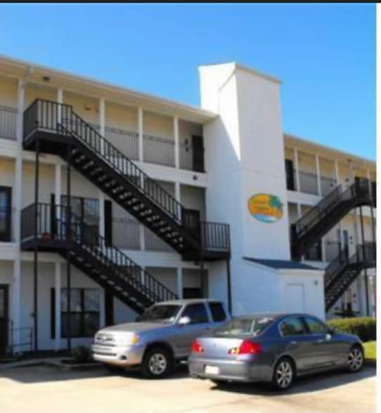 Building Photo - 1143 Marina Dr