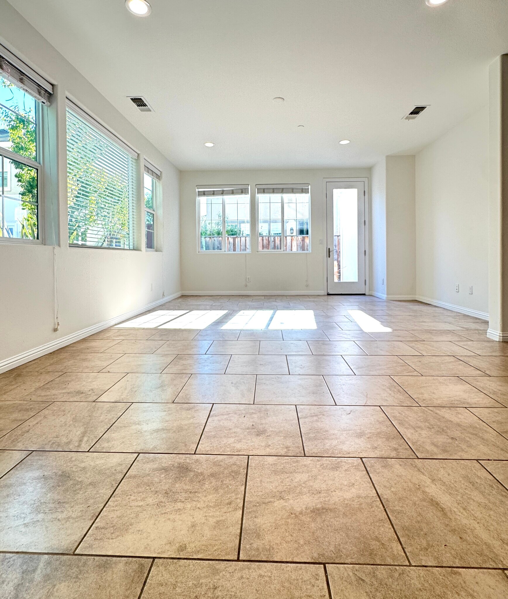 Building Photo - 2616 Admiral Cir