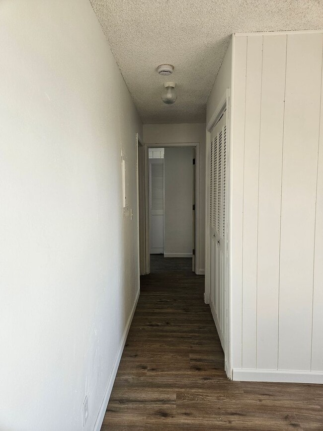 Building Photo - Great centrally located apartment!