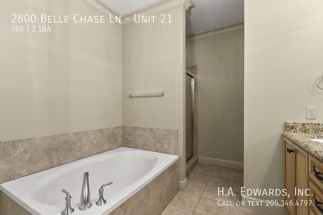 Building Photo - 2800 Belle Chase Ln