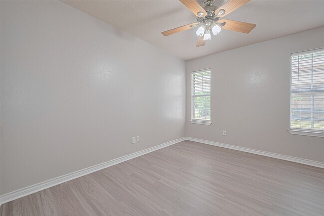 Building Photo - 210 N Shirley Ln